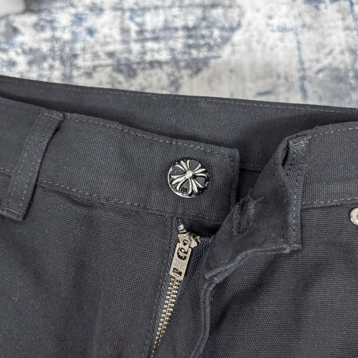 P280 𝐂𝐡𝐫𝐨𝐦𝐞 𝐇𝐞𝐚𝐫𝐭 Kroxin 25SS workwear logging Klein blue leather patchwork limited edition jeans. Kroxin’s pants are particularly outstanding in color design and stand out among similar products. It is made of beaded canvas fabric. After a complicated and delicate washing process, it feels very good when worn on the body and looks high-end and charming. The pants are three-dimensionally cut, with a crisp and stylish shape, smooth lines, and a high level of design. The hardware accessories on the pants are specially customized according to ZP standards. The beaded canvas fabric is originally thick, but after washing it becomes soft and breathable. The small leather label on the pants is specially designed, revealing unique creativity in a simple style. The production process is very exquisite, every stitching is neat and regular, and the details are handled particularly well, showing high quality. Moreover, these pants have a genderless design and can be easily worn by both boys and girls. They are perfectly in line with the current diverse and inclusive fashion trend and look good no matter how you wear them.  Size: S M L XL XXL (28.30.32.34.36) Color: Black